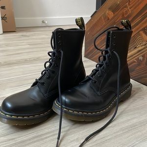 Black Dr. Martens 1460 W